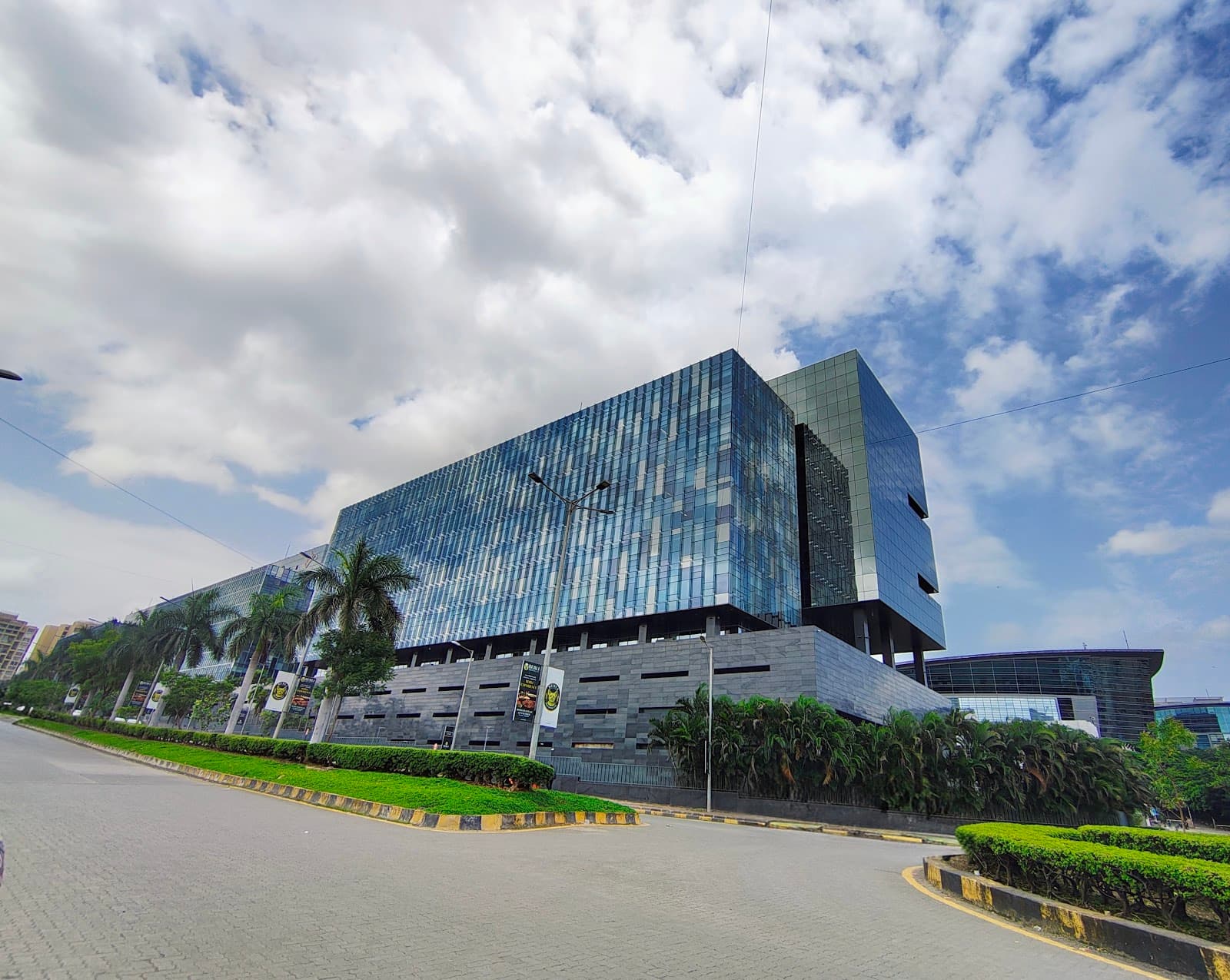 table-space-world-trade-center-pune-2.jpg