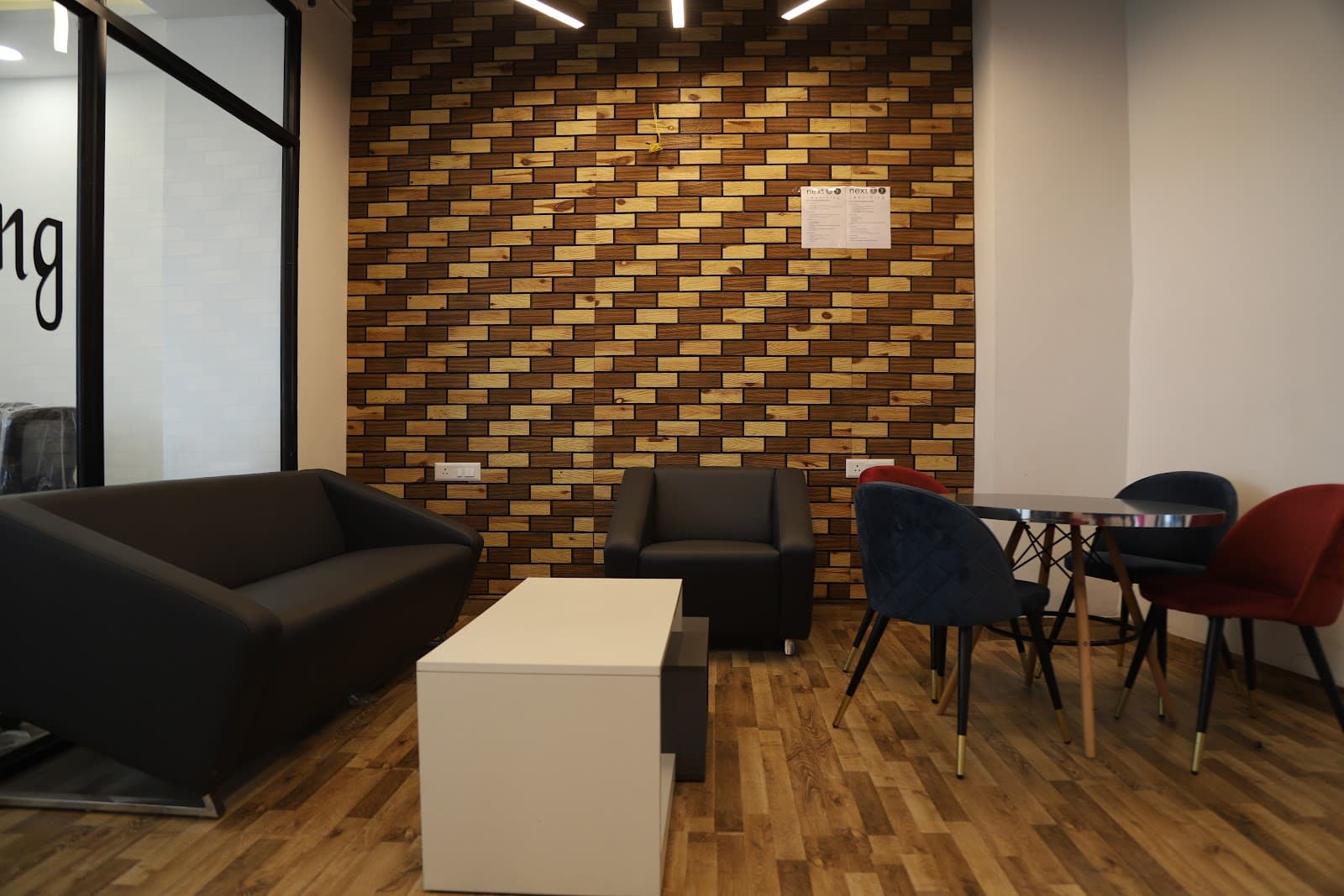 Media image-03-B0RXT_fI.jpg