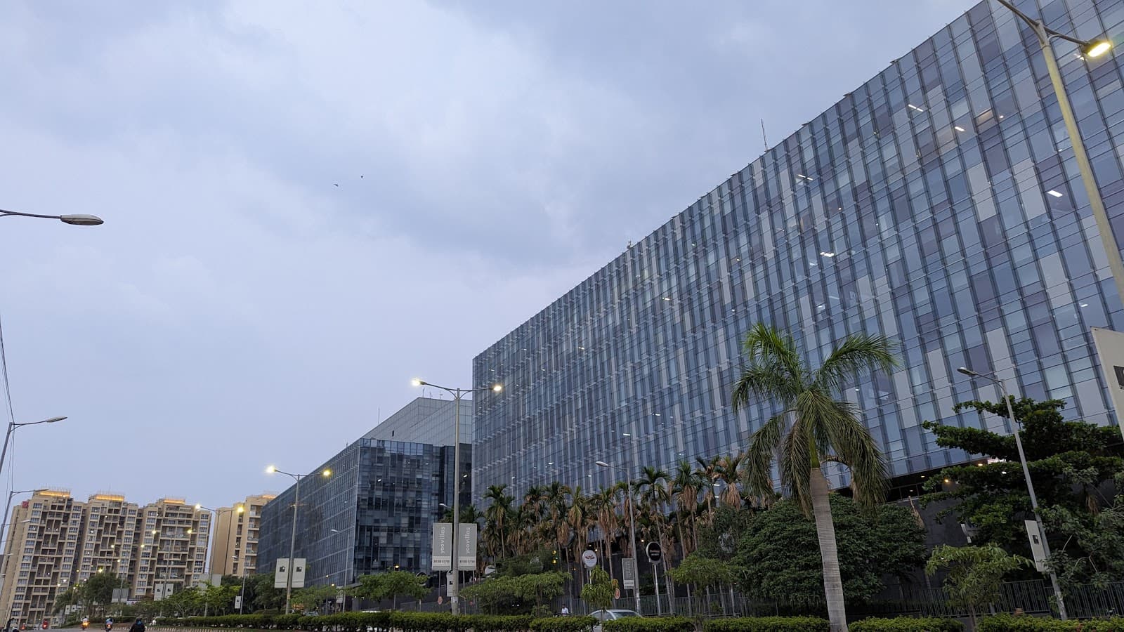 table-space-world-trade-center-pune-4.jpg